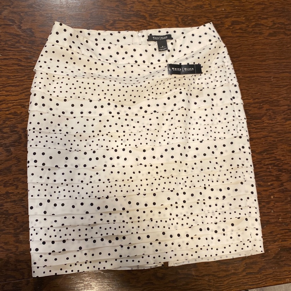 New White House Black Market women’s skirt size 6.